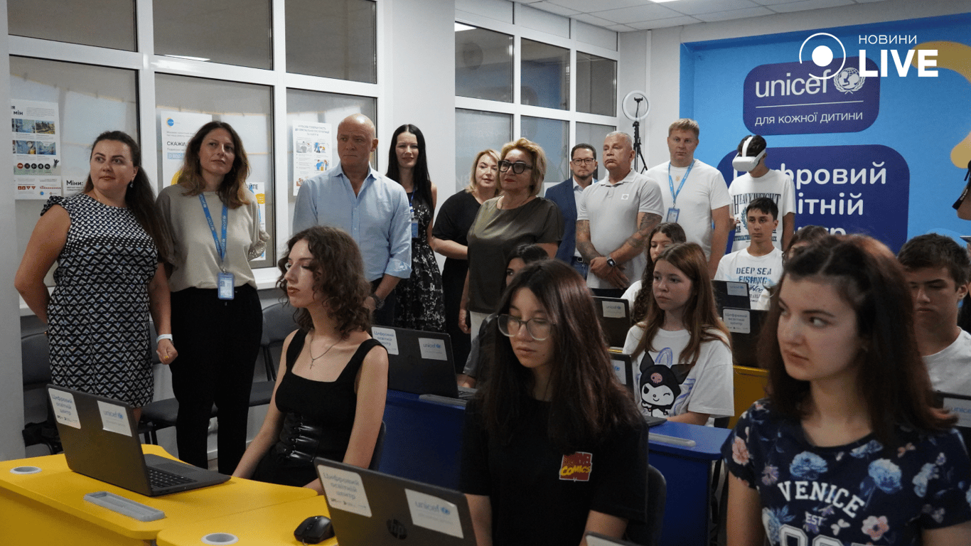 Дети вместе с городскими властями слушают презентацию. Фото: Новини.LIVE