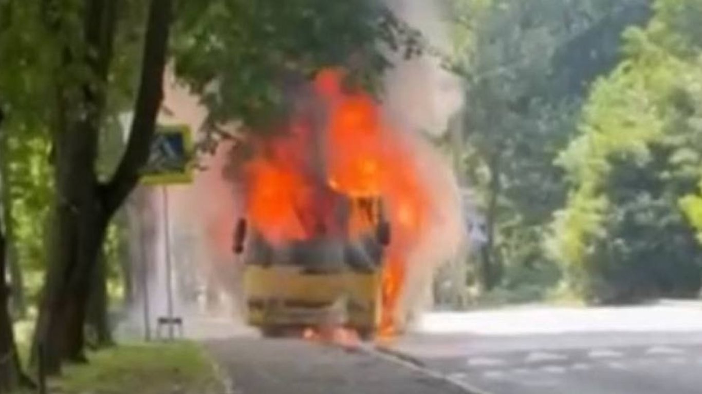 В Голосеевском районе 29 июня сгорела маршрутка