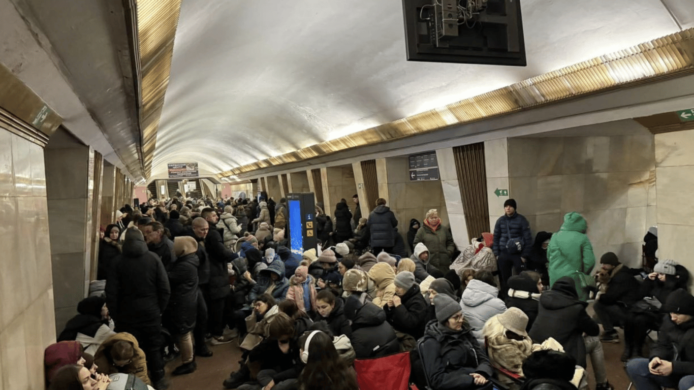 Укриття в метро Києва — скільки людей ховалось у підземці під час тривог в 2024 році