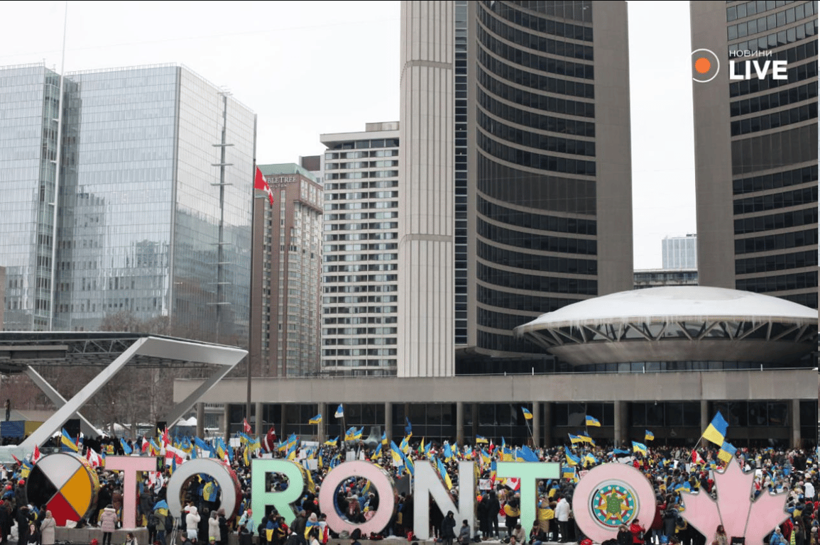 У Торонто пройшла акції до річниці війни в Україні —фоторепортаж - фото 4