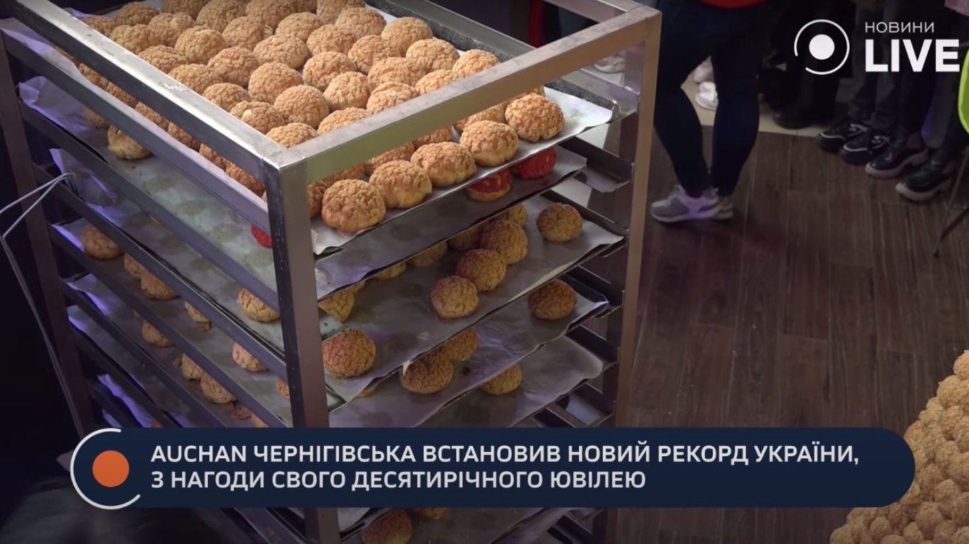 Auchan установил рекорд Украины по самой высокой башне из профитролов