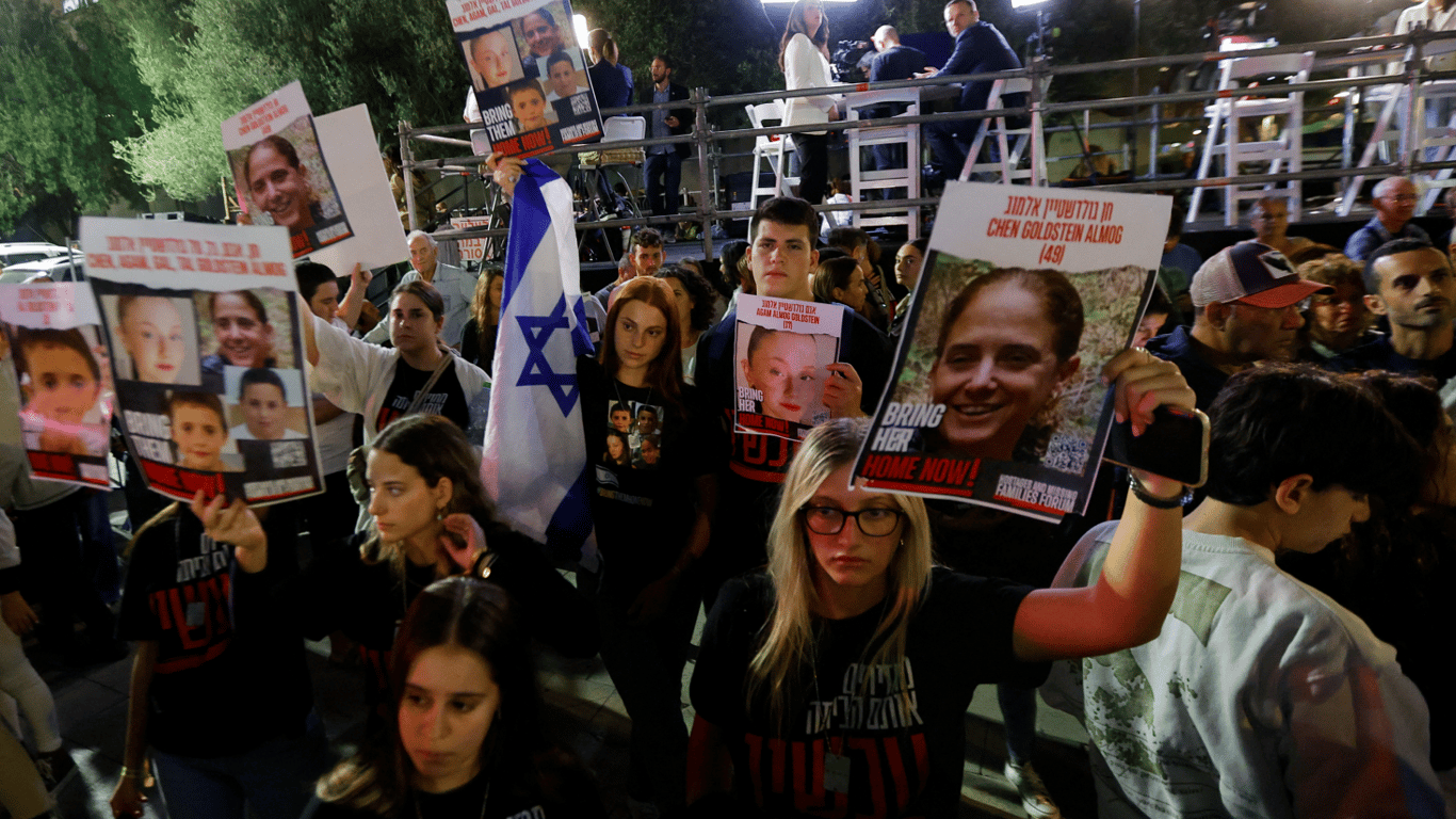 В Тель-Авиве тысячи люде вышли на протест с требованием освободить всех заложников ХАМАС