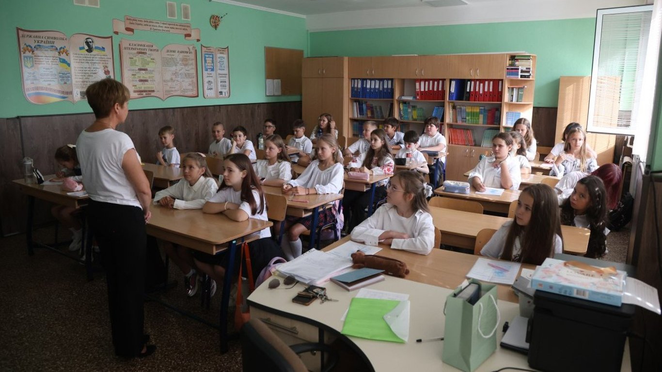 Які мінімальні та середні зарплати у вчителів української мови
