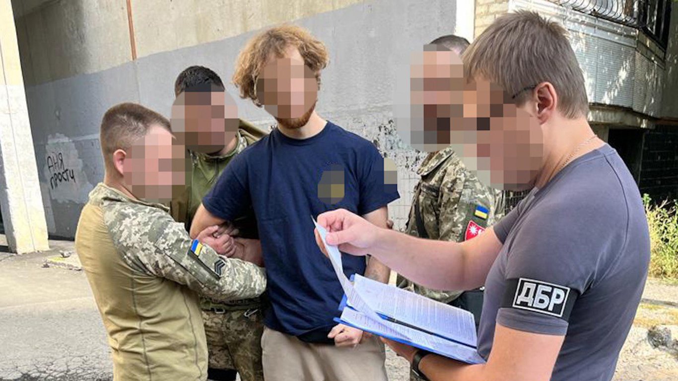 В Харькове задержали сбежавшего со службы дезертира, который "дразнил" правоохранителей