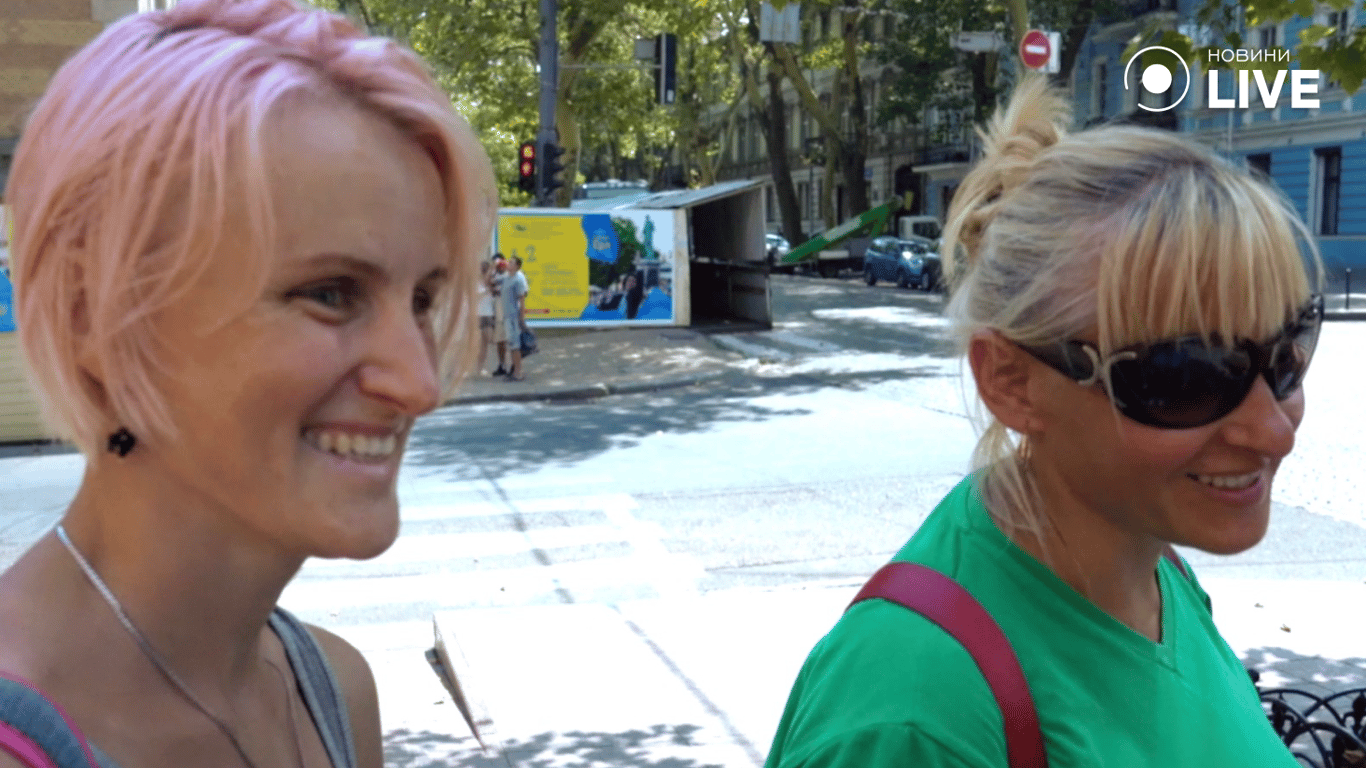 Юлія з подругою проти підвищення акцизу. Фото: Новини.LIVE