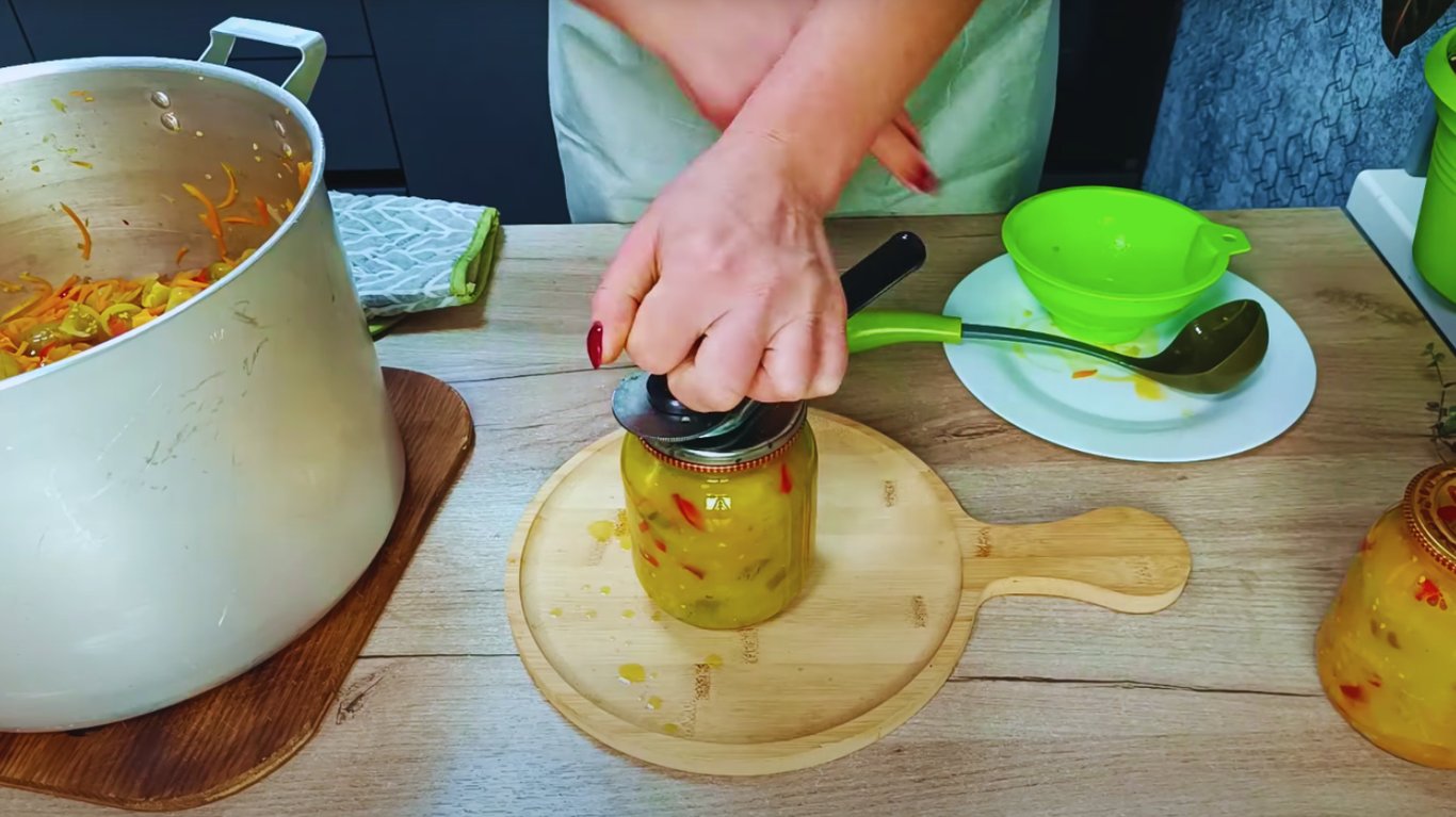 салат з зеленими помідорами на зиму