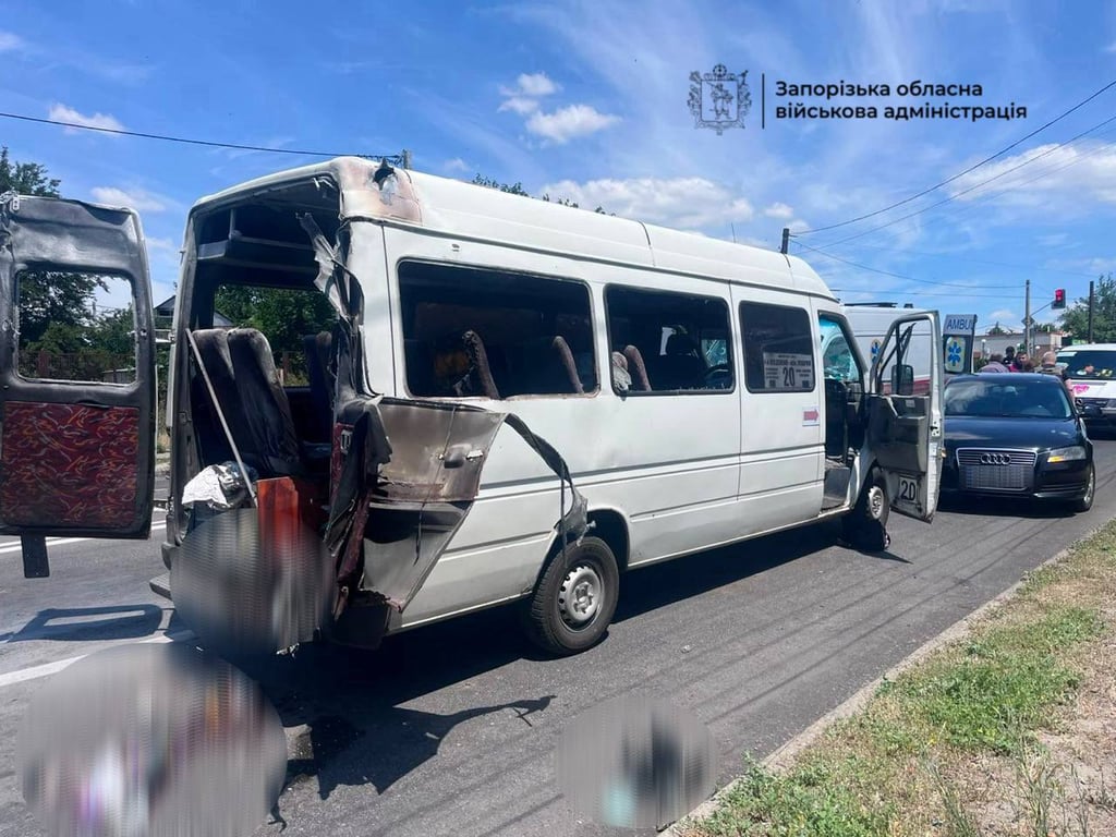 У Запоріжжі БпЛА влучив у маршрутку: є поранені - фото 2
