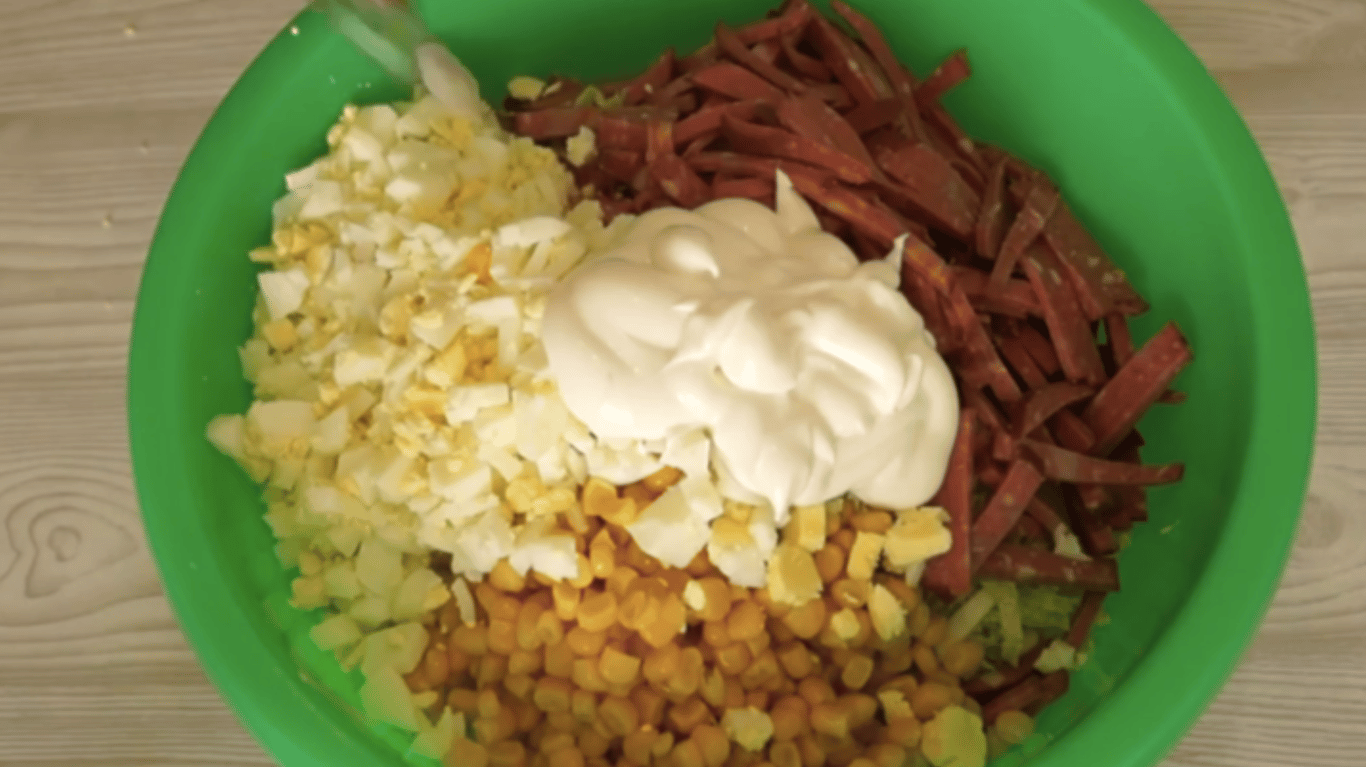 салат з пекінською капустою та ковбасою