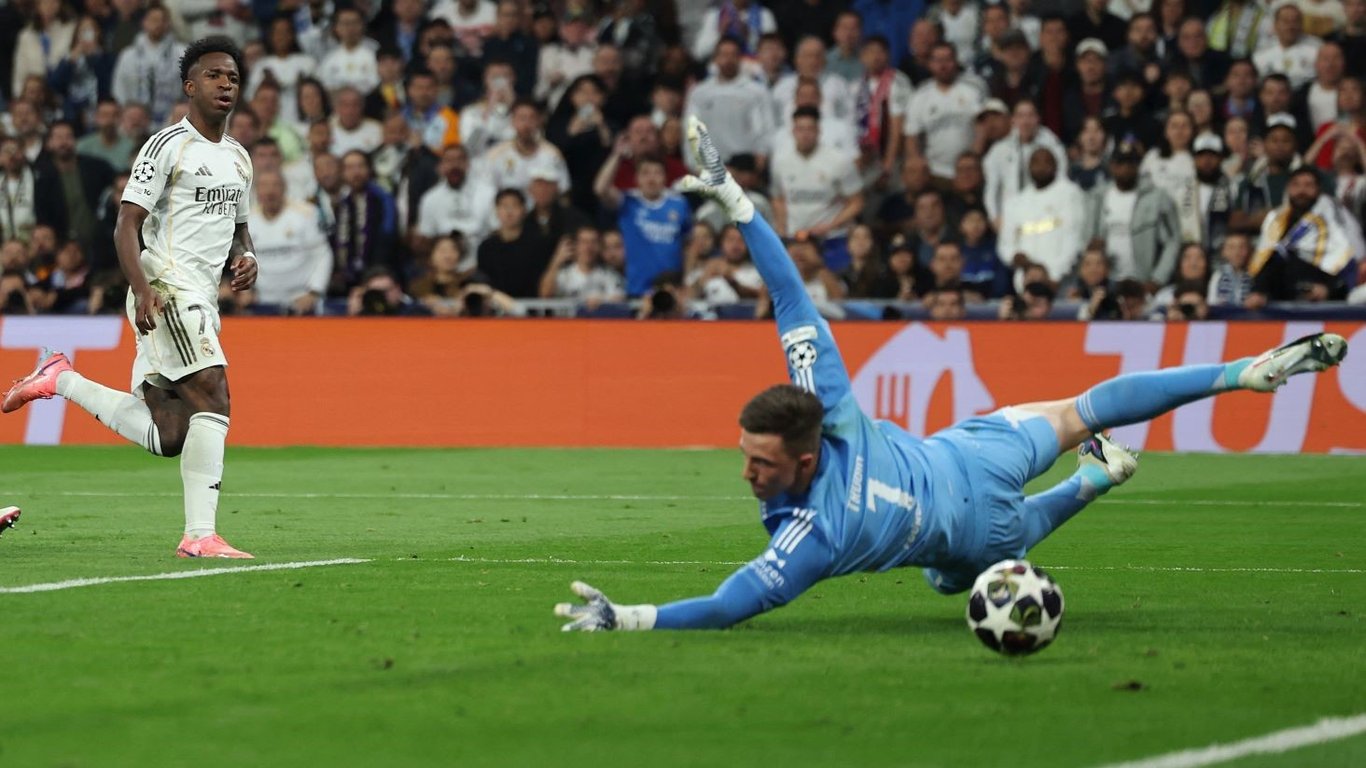 Анатолий Трубин в матче за Бенфику