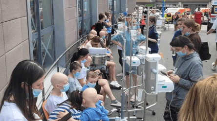 Удар росіян по лікарні "Охматдиту" — дітям роблять крапельниці просто на вулиці - 285x160