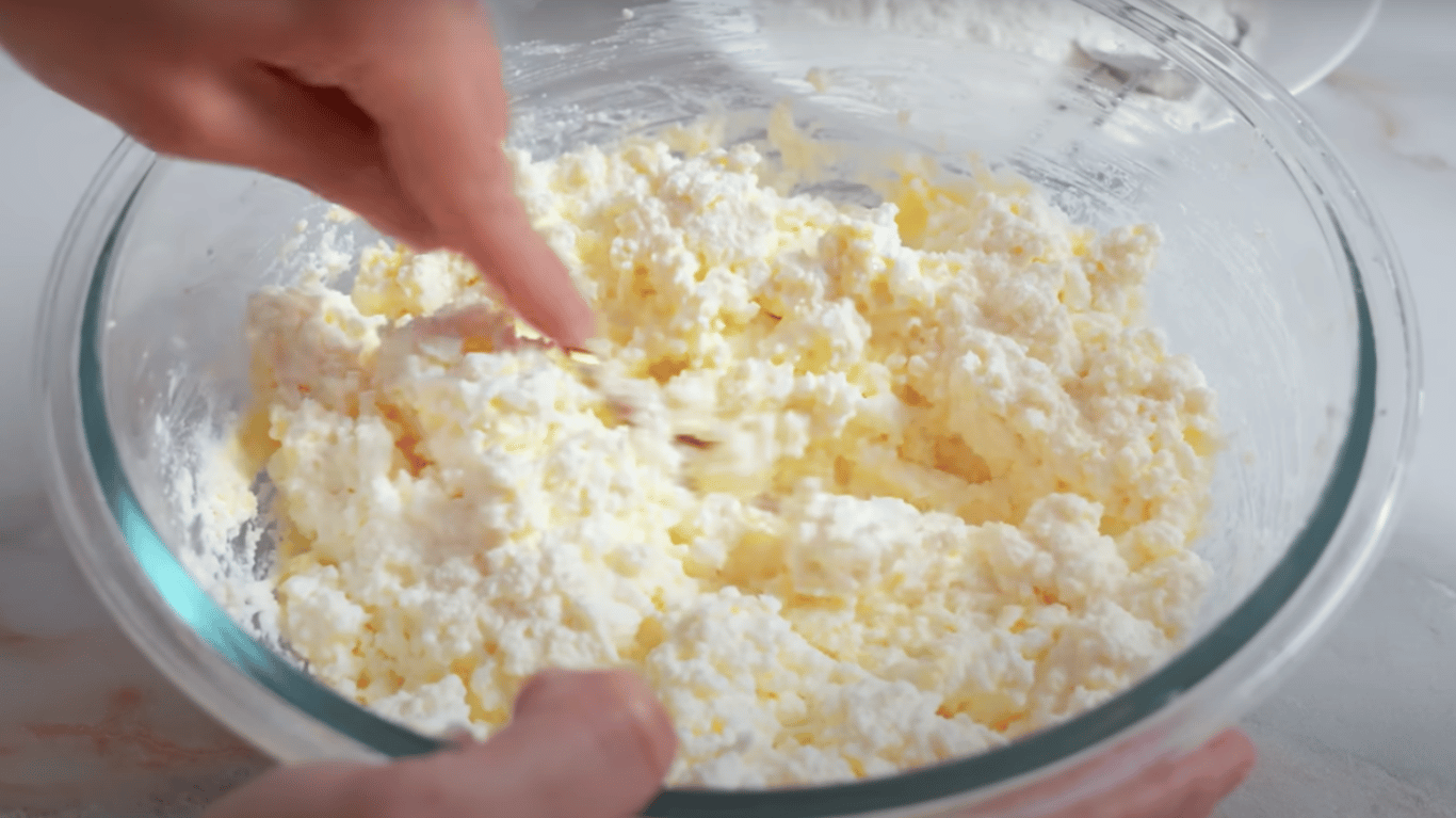 сирники, які тануть у роті, зі сметанним і ягідним соусом