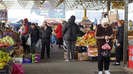 Ціни на фрукти в Одесі б'ють по кишені: вартість на Привозі - 290x160