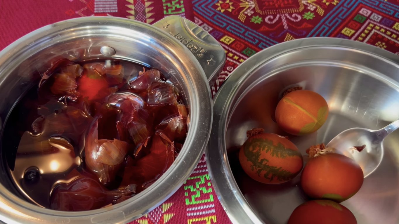 фарбування яєйь у лушпинні