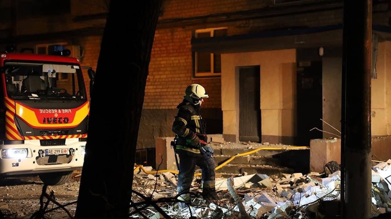 Атака "шахедів" на Дніпро — рятувальники виявили під завалами ще одну загиблу людину