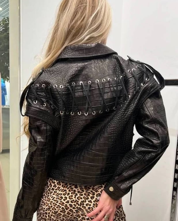 Одяг зі шнурівкою має особливий вигляд