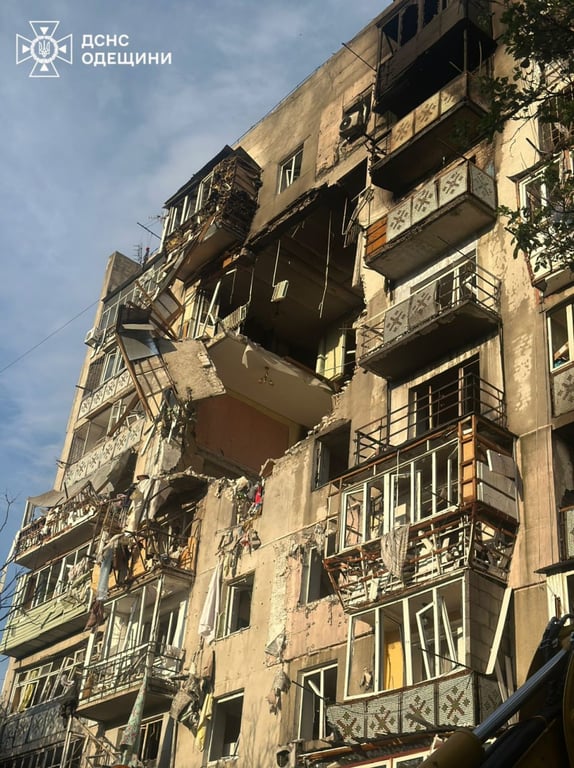 Пошкоджена багатоповерхівка в Черкасах після нічної атаки дронами