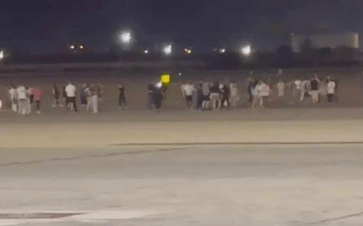 Ryanair пожежа крило стрибали люди Майорка