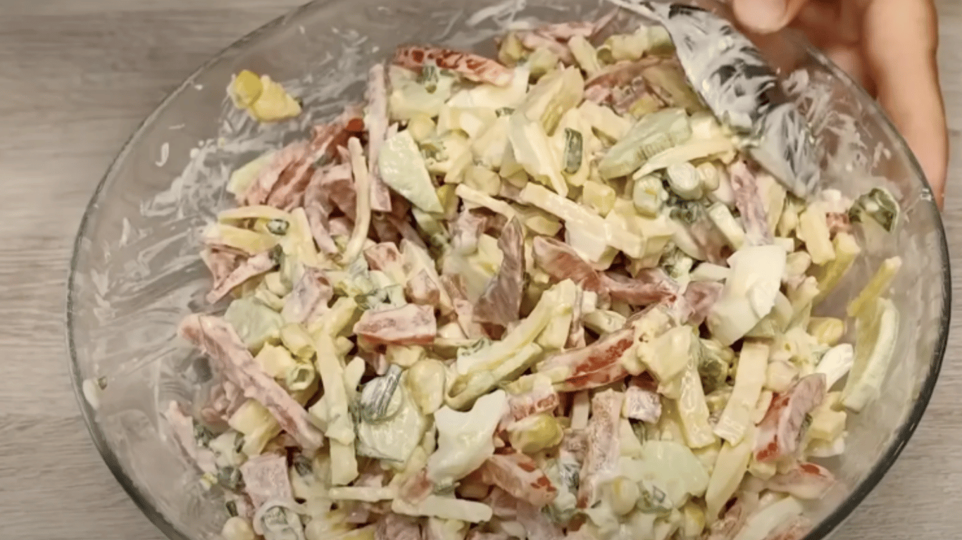 салат з ковбасою та сиром