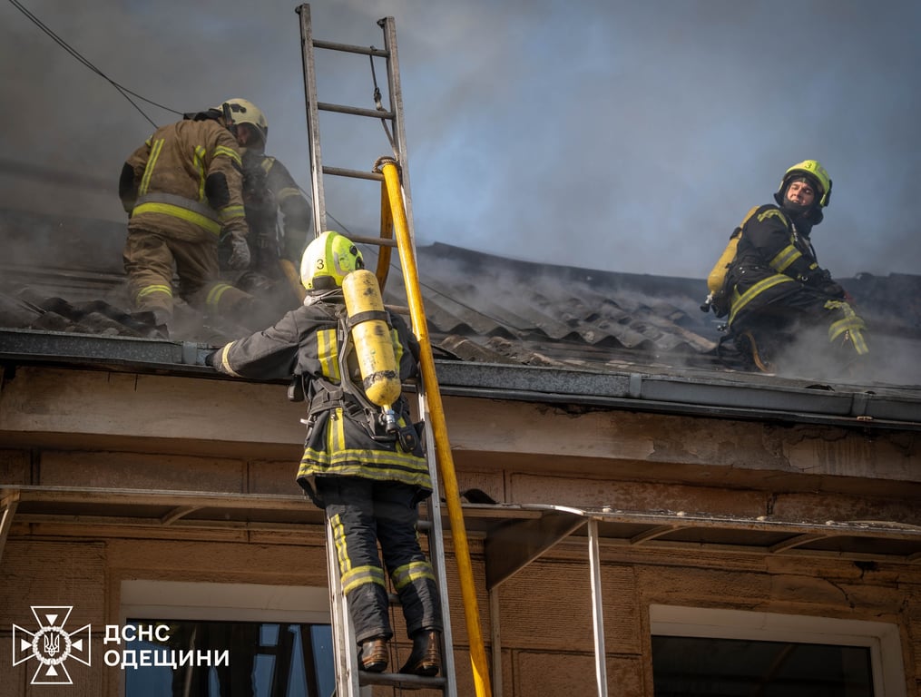 Рятувальники на дажу будинку