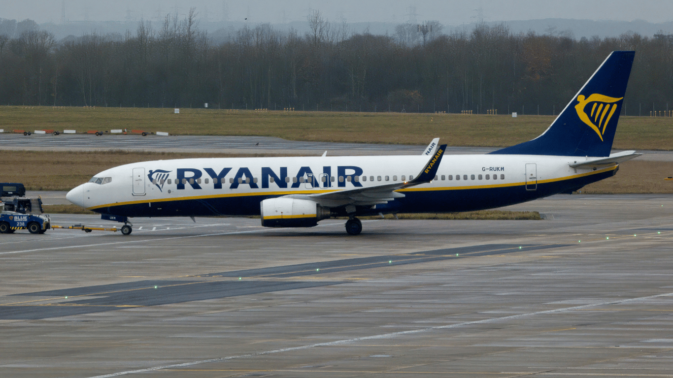 Ryanair взимает дополнительную плату с пассажиров, которые за 2 часа не успевают зарегистрироваться на рейс