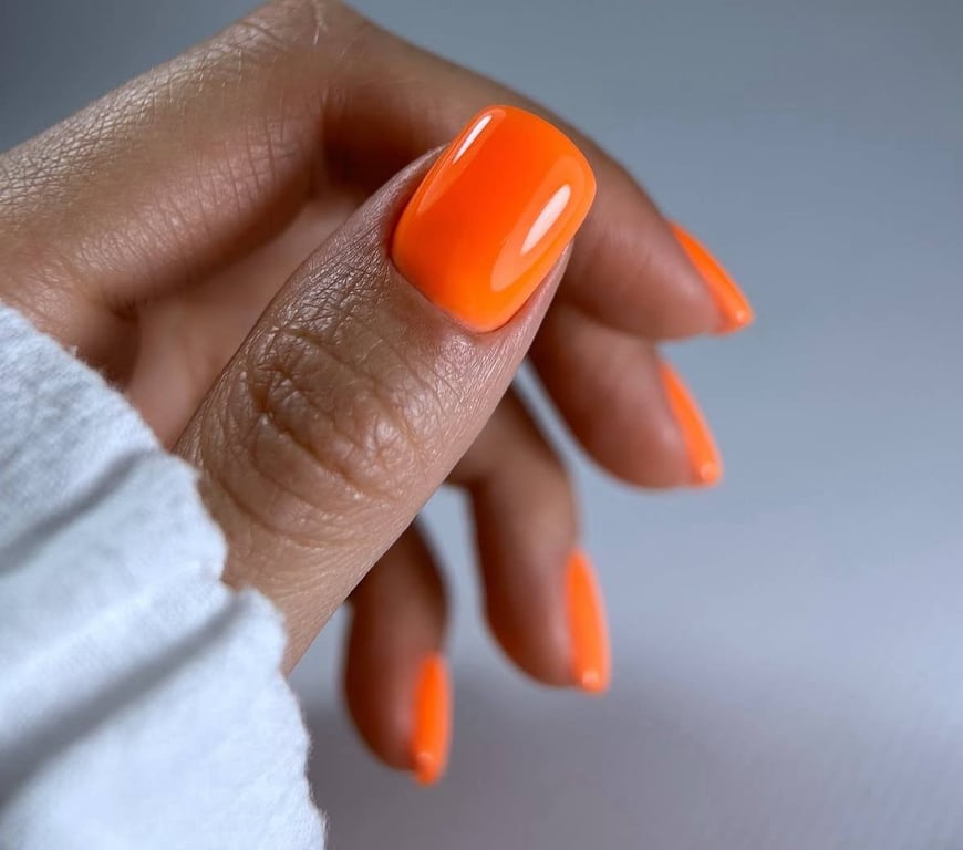 Короткі нігті з яскравим кольором для сміливих жінок