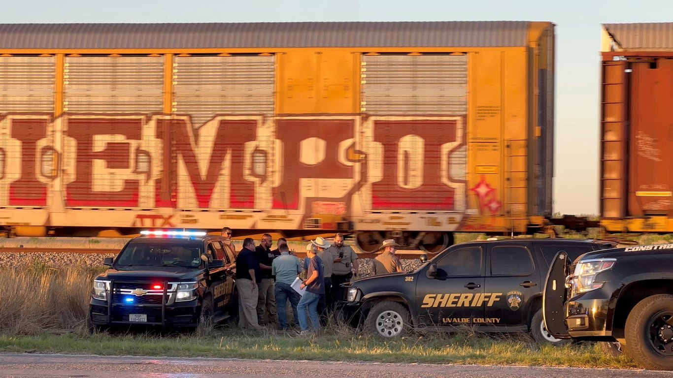 Попытка нелегальных мигрантов проникнуть в США грузовым поездом обернулась трагедией