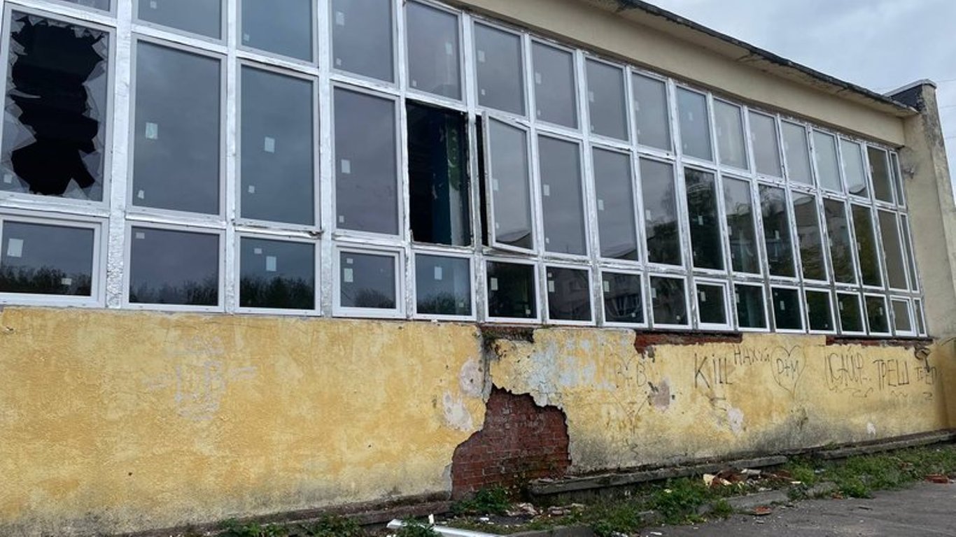 Российский беспилотник упал на спортивную арену в Сумах