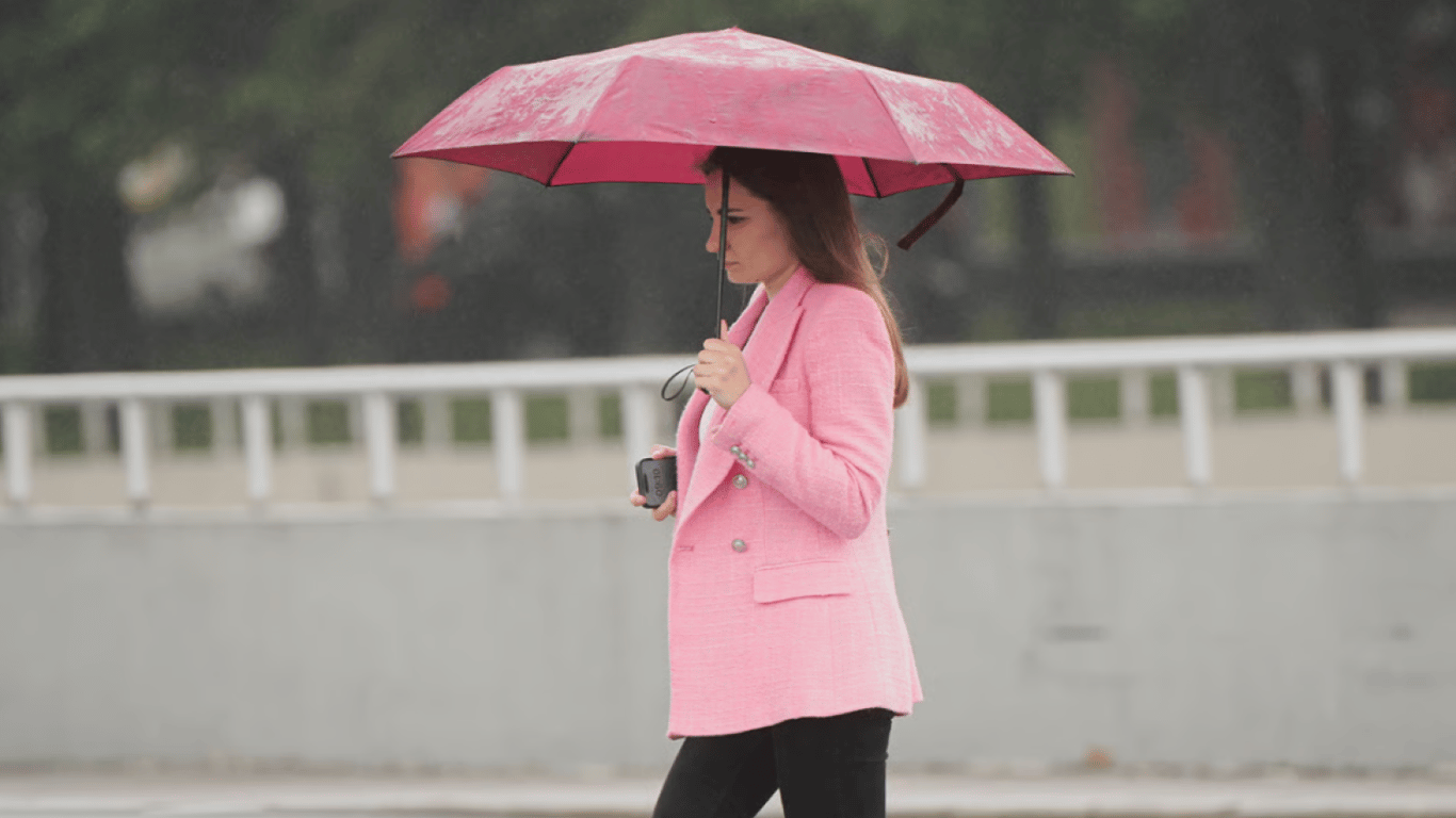 Синоптики предупредили о дождях и грозах в Украине сегодня: где ожидать