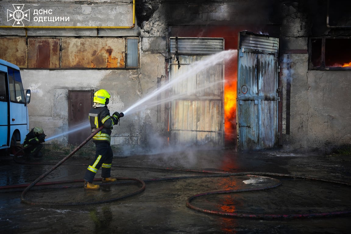Біля Одеси горів склад з вторсировиною — що знищено - фото 6
