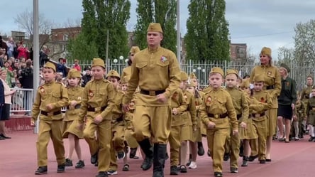 В однострої дошкільнята: у Краснодарському краї РФ  влаштували військовий парад для малечі - 285x160