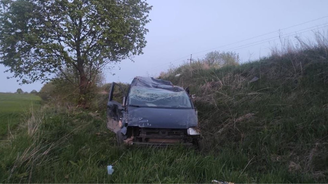 Во Львовской области пьяный водитель с несовершеннолетними пассажирами съехал в кювет