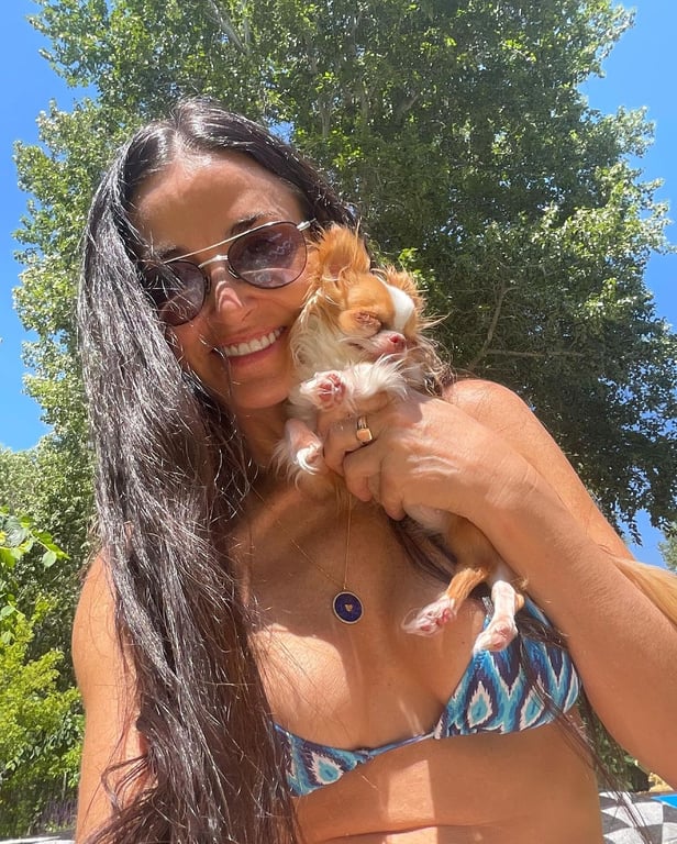 60-летняя Деми Мур в бикини ошеломила результатом от занятий йогой и терапии пиявками - фото 2