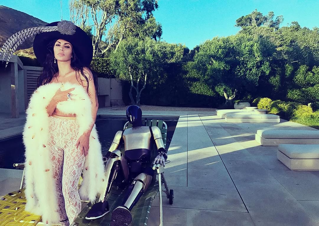 Кім кардаш'ян наробила фото з роботом - фото