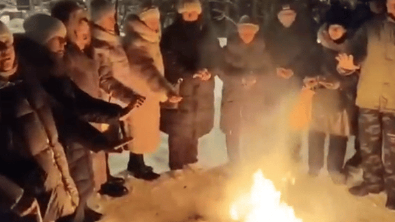 В містах під Москвою зникає опалення — росіяни гріються біля багать