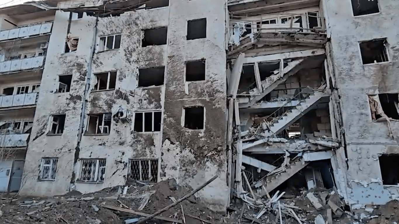 Зруйнований будинок та поранена дитина в Херсоні — в ОВА показали наслідки ракетного удару РФ