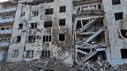 Зруйнований будинок та поранена дитина в Херсоні — в ОВА показали наслідки ракетного удару РФ - 285x160