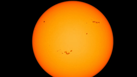 NASA показало огромное пятно на Солнце, которое продолжает расти - 285x160