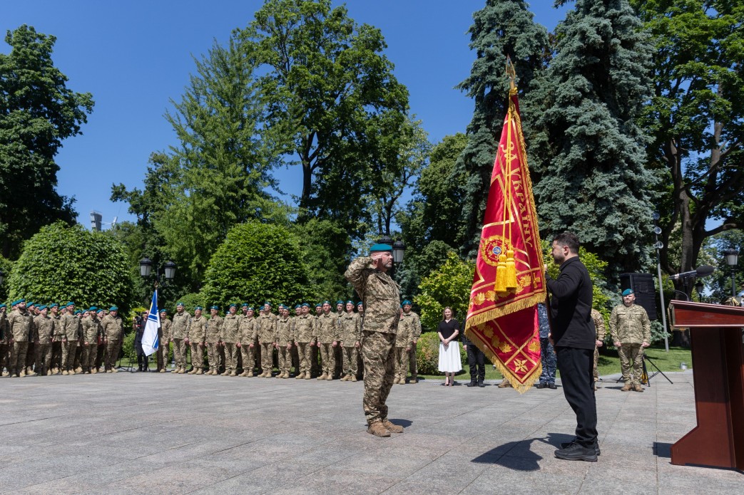 Президент України Володимир Зеленський вручає бойовий прапор 426-му окремому полку безпілотних систем з нагоди Дня піхоти України 23 травня 2026 року