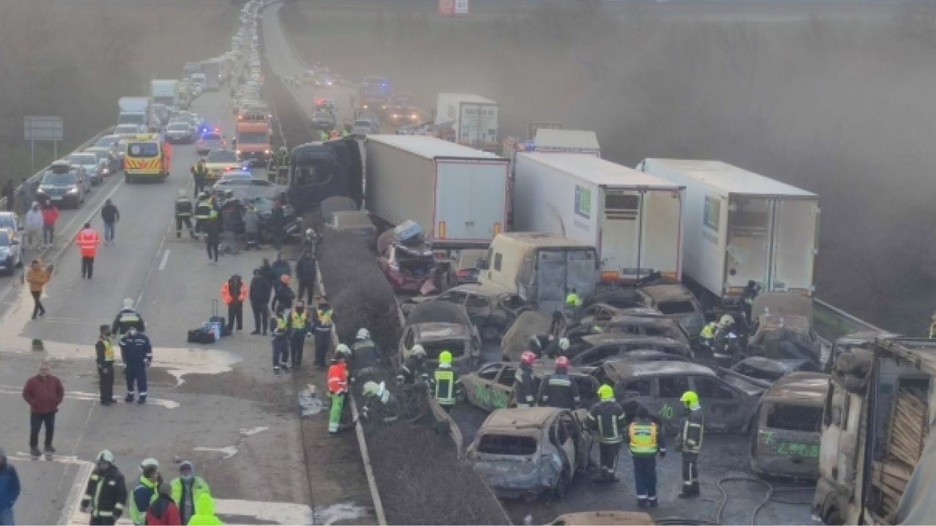 Масштабное ДТП в Венгрии: на трассе столкнулось 42 автомобиля, начался пожар