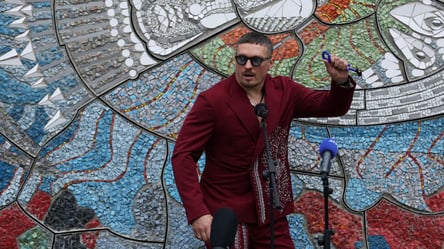 Усик прибыл на конференцию WBC - 285x160