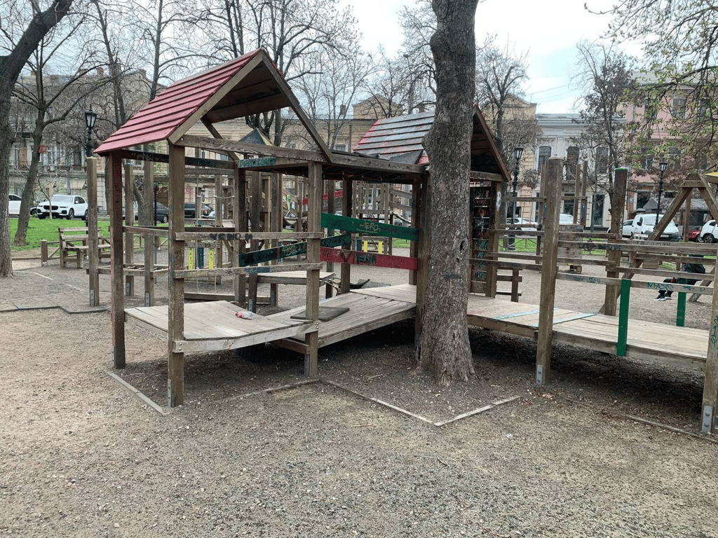 Після скандалів в Одесі демонтують аварійний дитячий майданчик - фото 4