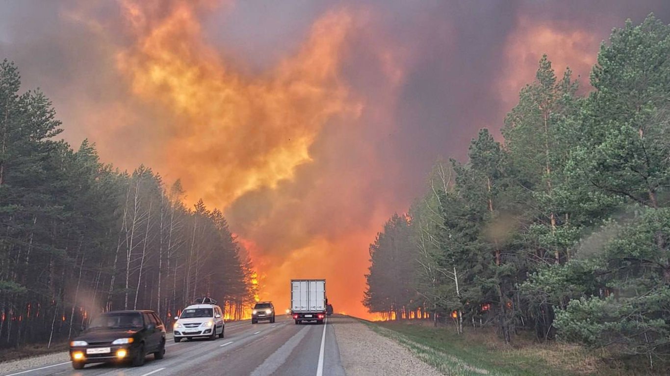 У Росії лютують пожежі: оприлюднено вражаючі відео із Курганської області