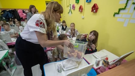 Сколько зарабатывают учителя 1-4 классов — средняя сумма в 2025 - 285x160