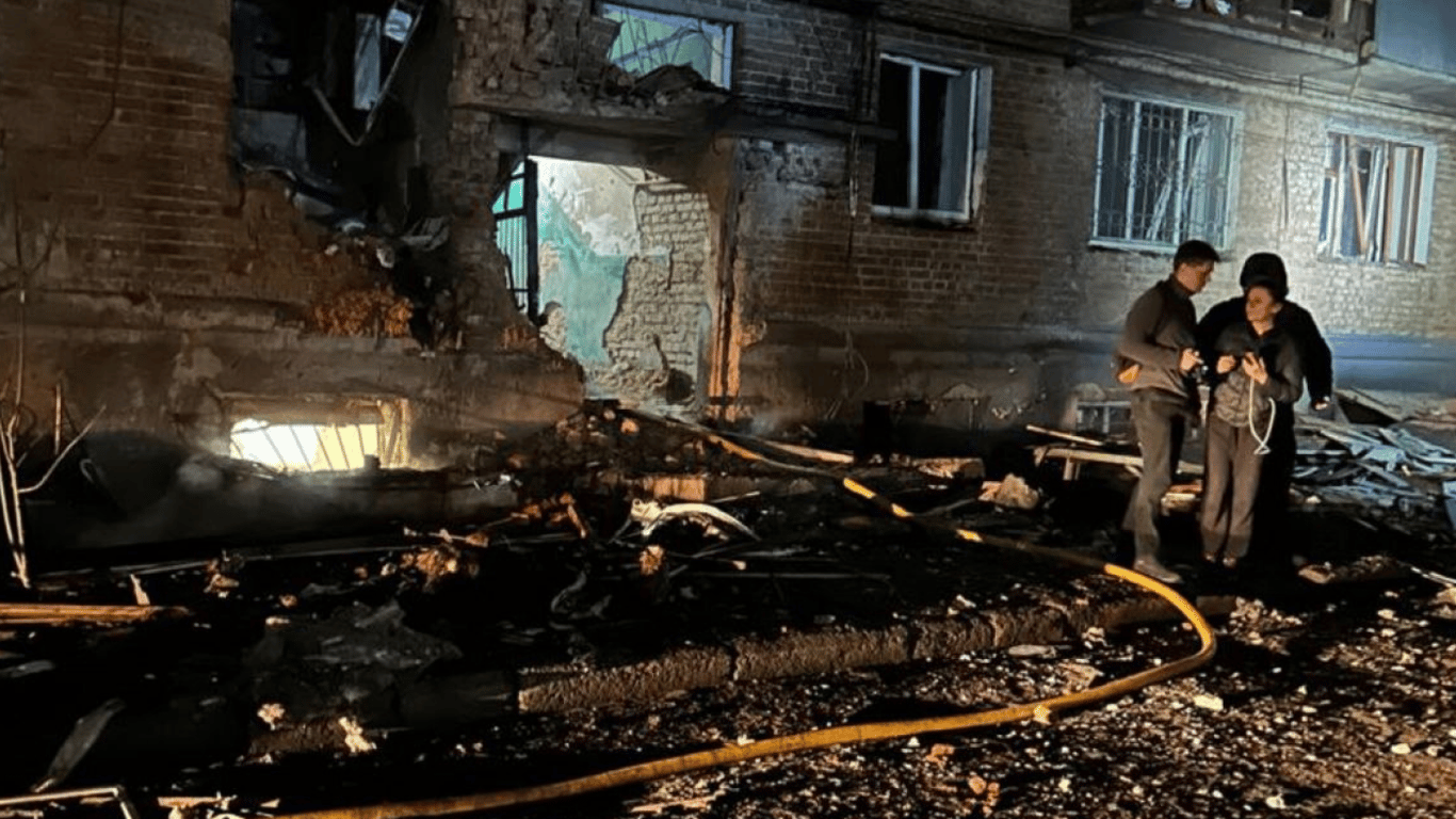 Россияне обстреляли многоэтажный дом в Сумах: начался пожар