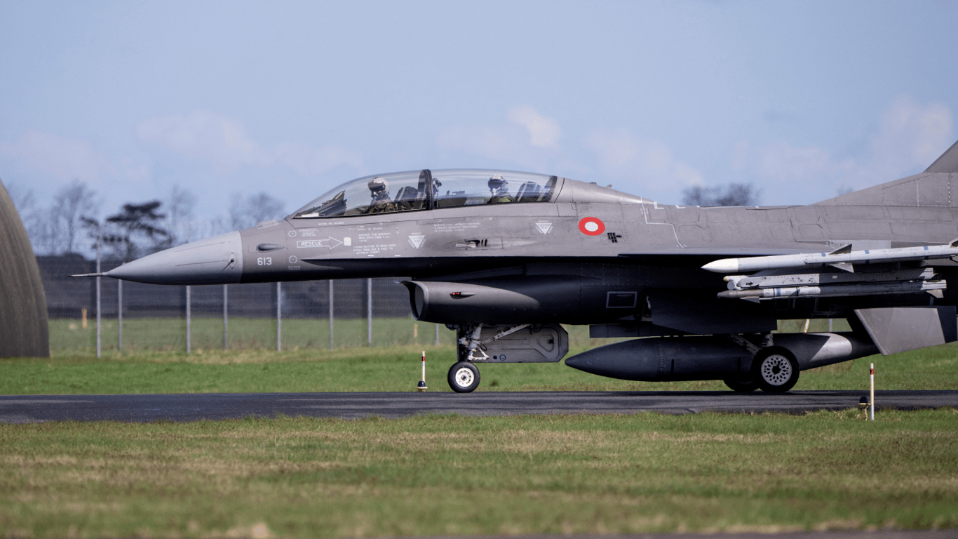 Українські пілоти готуються до польотів на F-16 у Франції