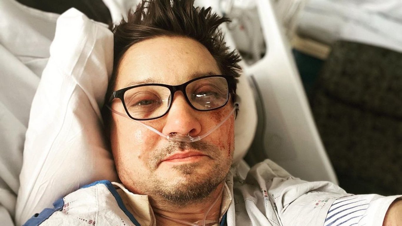 Як зірка Marvel Джеремі Реннер проходить реабілітацію в лікарні