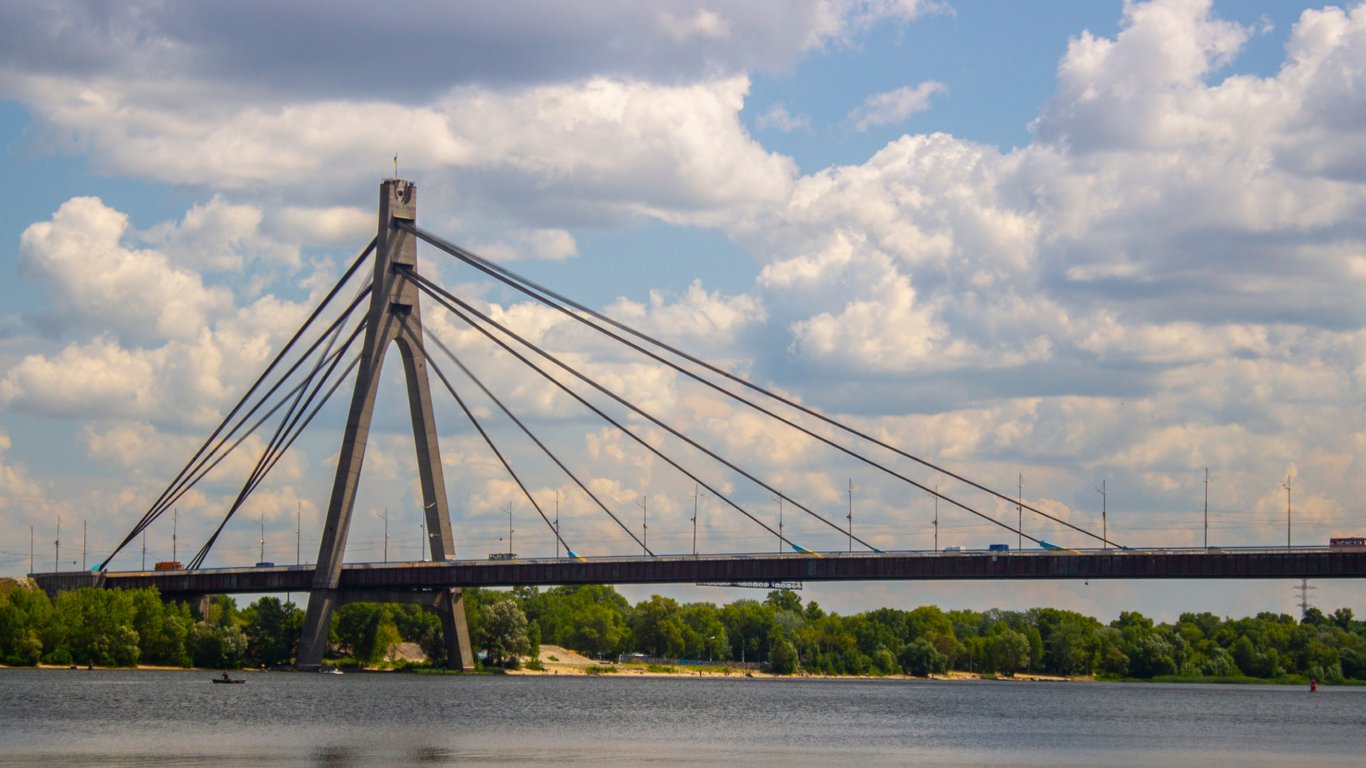 В Киеве закроют один из мостов: в чем причина