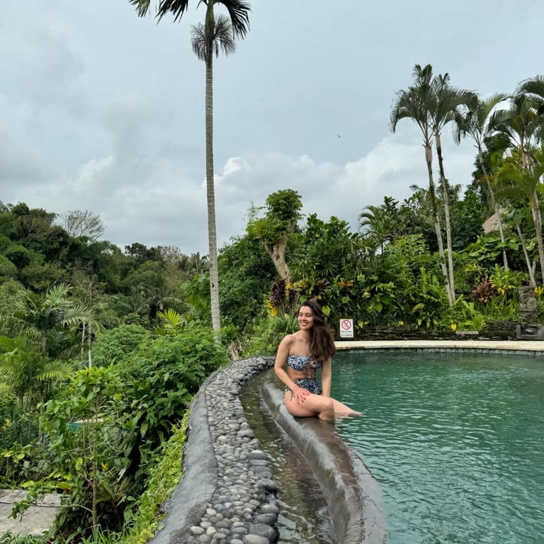 Раміна у купальнику заговорила про любов для себе