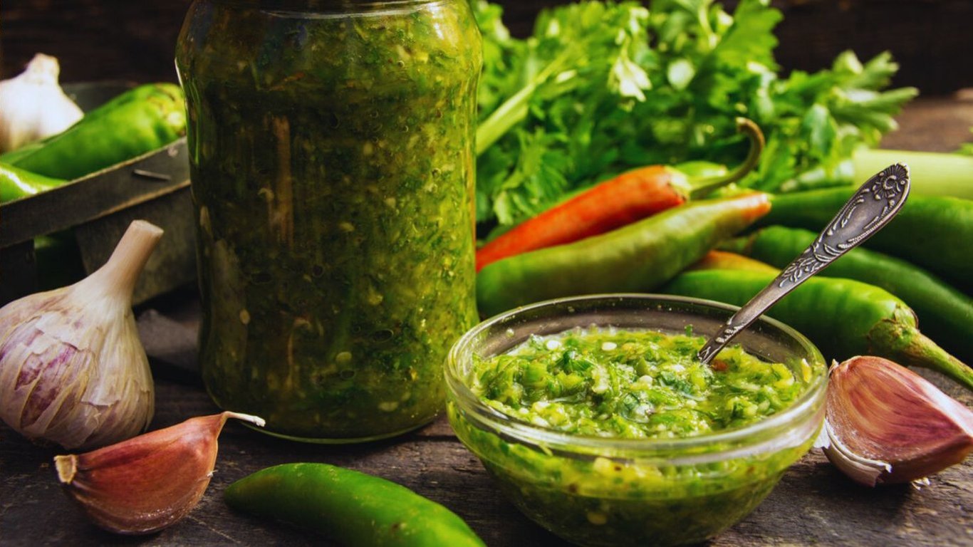 Зелена аджика з перцю та зелені — відео рецепт