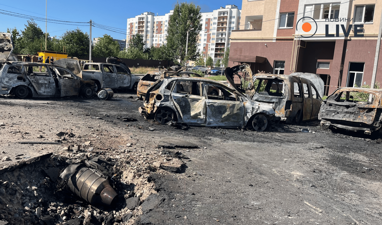 В Вишневом десятки автомобилей сгорели после атаки: фоторепортаж - фото 4